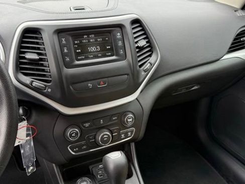 Used 2017 Jeep Cherokee Sport w/ Safety Group AWD/4WD image 34