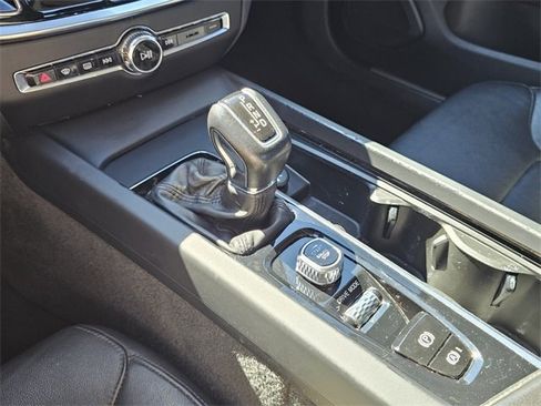 Used 2020 Volvo S60 T5 Momentum image 10