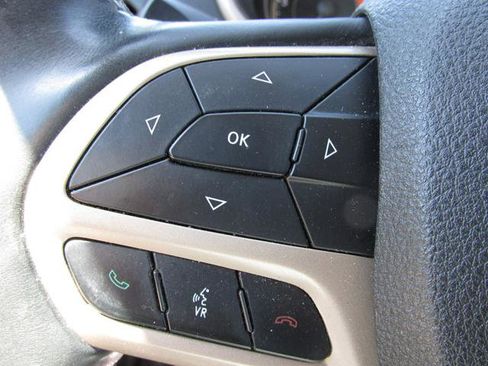 Used 2017 Jeep Cherokee Limited image 17