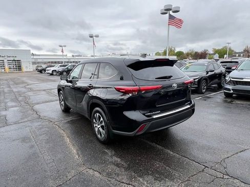 Used 2023 Toyota Highlander XLE AWD/4WD image 3