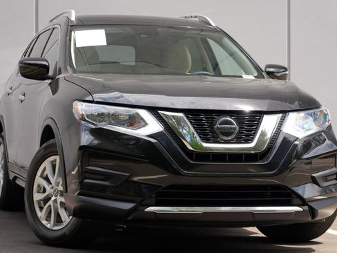 Used 2020 Nissan Rogue SV FWD image 2