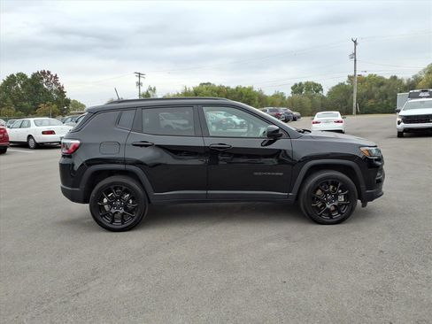 Used 2025 Jeep Compass Latitude w/ Altitude Special Edition image 7