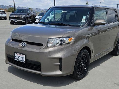 Used 2011 Scion xB FWD image 1