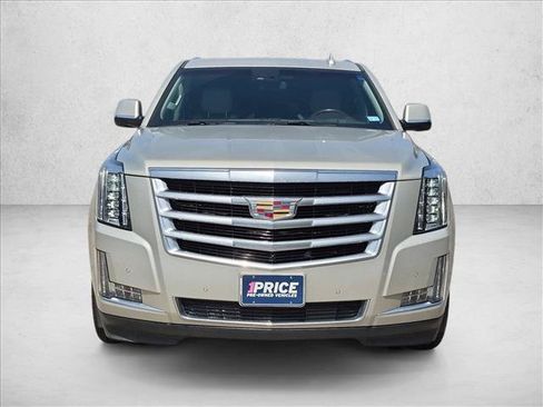 Used 2017 Cadillac Escalade Luxury RWD image 2