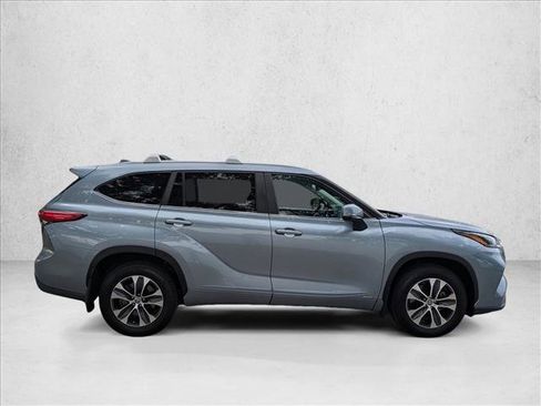 Used 2023 Toyota Highlander XLE AWD/4WD image 4