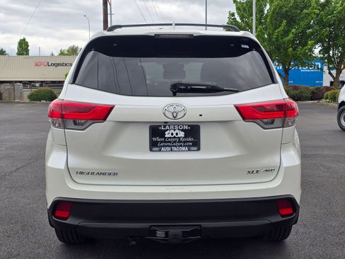 Used 2017 Toyota Highlander XLE AWD/4WD image 4