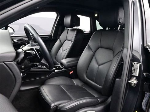 Used 2023 Porsche Macan image 5