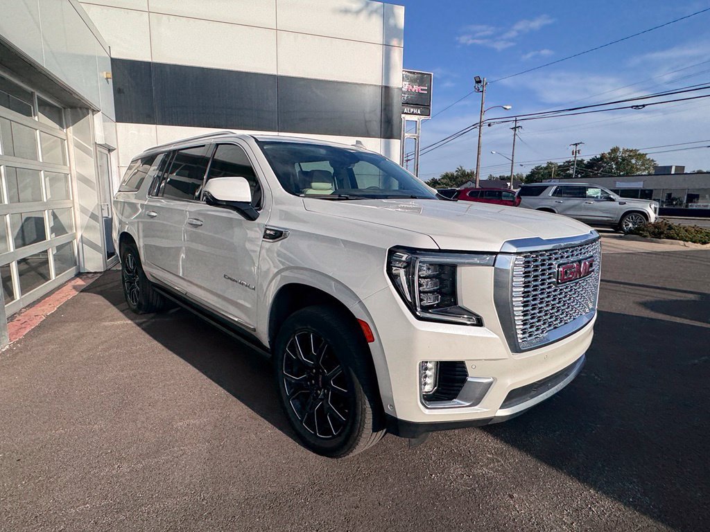 Used 2023 GMC Yukon XL Denali w/ Denali Reserve Package AWD/4WD image 9