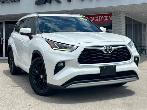 Used 2021 Toyota Highlander Platinum FWD image 1