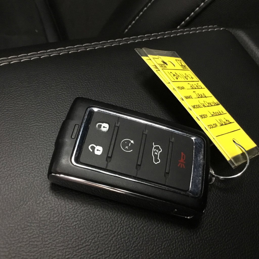 Used 2025 Jeep Grand Cherokee Altitude AWD/4WD image 18