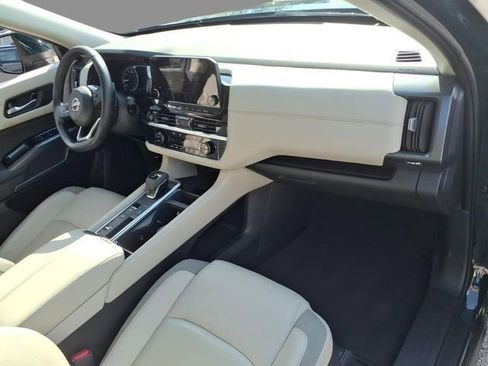 Used 2025 Nissan Pathfinder SL image 12