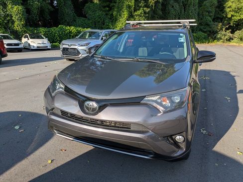 Used 2018 Toyota RAV4 Adventure AWD/4WD image 2