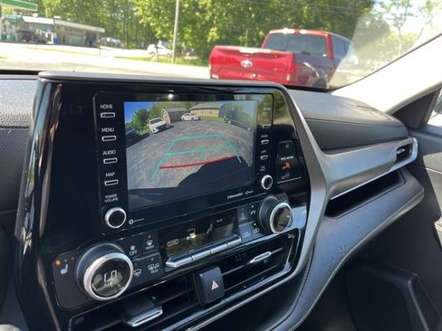 Used 2020 Toyota Highlander XLE AWD/4WD image 25