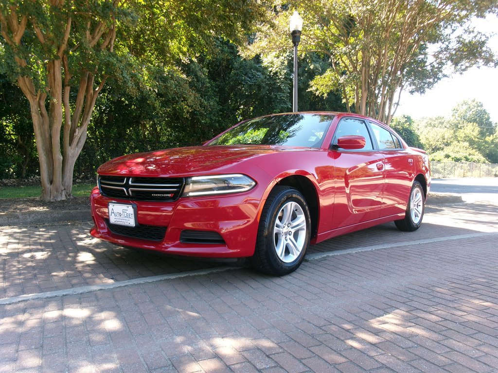 Used 2016 Dodge Charger SE RWD image 1