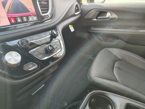 New 2026 Chrysler Pacifica Select w/ S Appearance Package AWD/4WD image 26