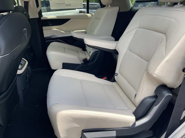 New 2027 Lincoln Navigator Premiere AWD/4WD image 18