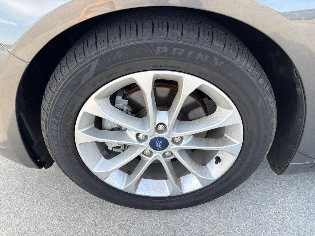 Used 2019 Ford Fusion SE FWD image 12