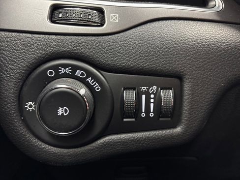 Used 2019 Jeep Cherokee Latitude Plus w/ Travel & Safety Group image 24