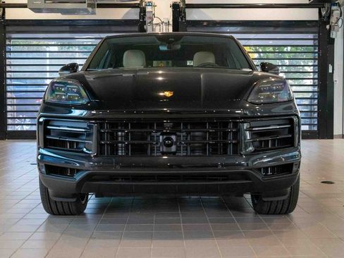 New 2025 Porsche Cayenne Coupe image 8