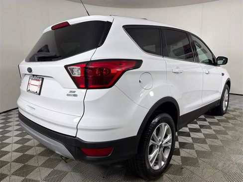 Used 2019 Ford Escape SE image 3