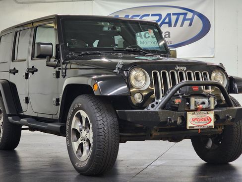 Used 2017 Jeep Wrangler Unlimited Sahara w/ Connectivity Group AWD/4WD image 2
