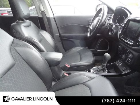 Used 2019 Jeep Compass Latitude FWD image 9