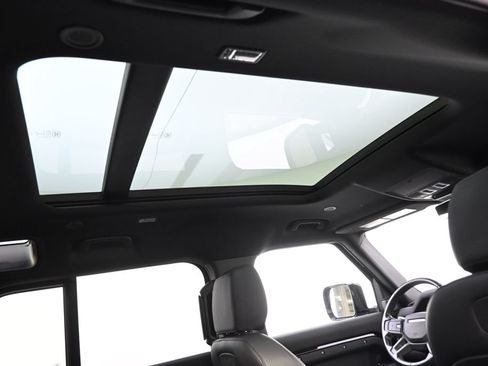 Used 2022 Land Rover Defender 110 X-Dynamic SE AWD/4WD image 17