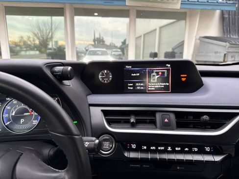 Used 2019 Lexus UX 200 image 17