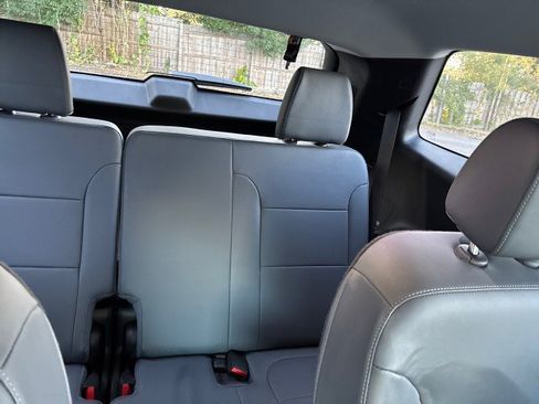 Used 2021 Chevrolet Traverse LT image 13