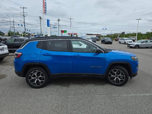 Used 2025 Jeep Compass Limited AWD/4WD image 7