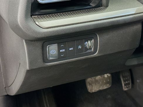 Used 2025 Chevrolet Traverse LT AWD/4WD image 17