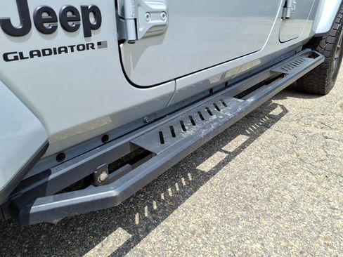 Used 2024 Jeep Gladiator Sport AWD/4WD image 10