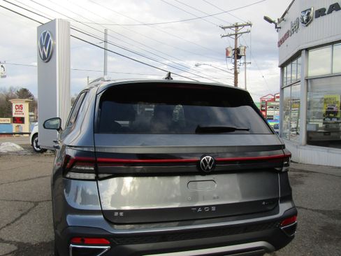 New 2026 Volkswagen Taos SE image 3