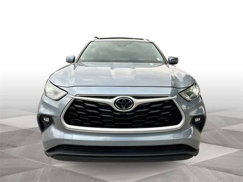 Used 2023 Toyota Highlander XLE image 3