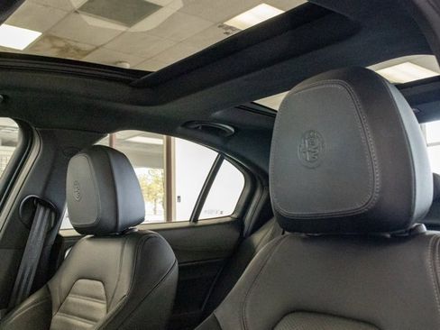 Used 2022 Alfa Romeo Giulia Veloce image 22