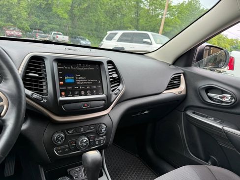 Used 2016 Jeep Cherokee Latitude w/ Comfort/Convenience Group AWD/4WD image 12