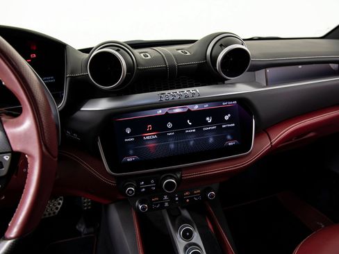 Certified 2019 Ferrari Portofino RWD image 13