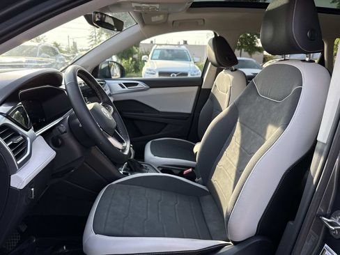 Used 2025 Volkswagen Taos SE w/ Panoramic Sunroof Package FWD image 10