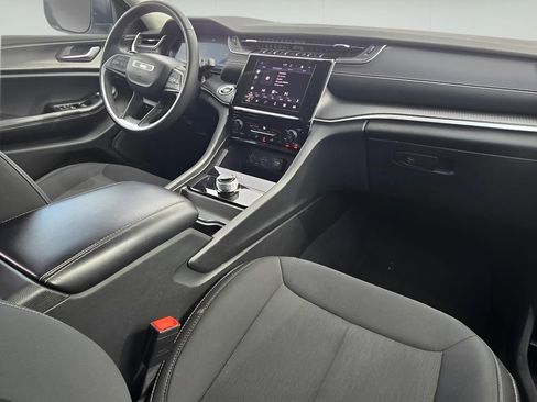 Used 2024 Jeep Grand Cherokee Laredo image 17