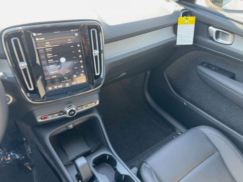New 2026 Volvo XC40 B5 Core w/ Climate Package image 25