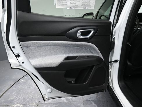 Used 2024 Jeep Compass Latitude image 24