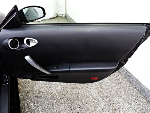 Used 2004 Nissan 350Z Touring RWD image 9