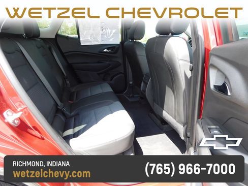 Used 2025 Chevrolet Trax LT w/ LT Convenience Package FWD image 19