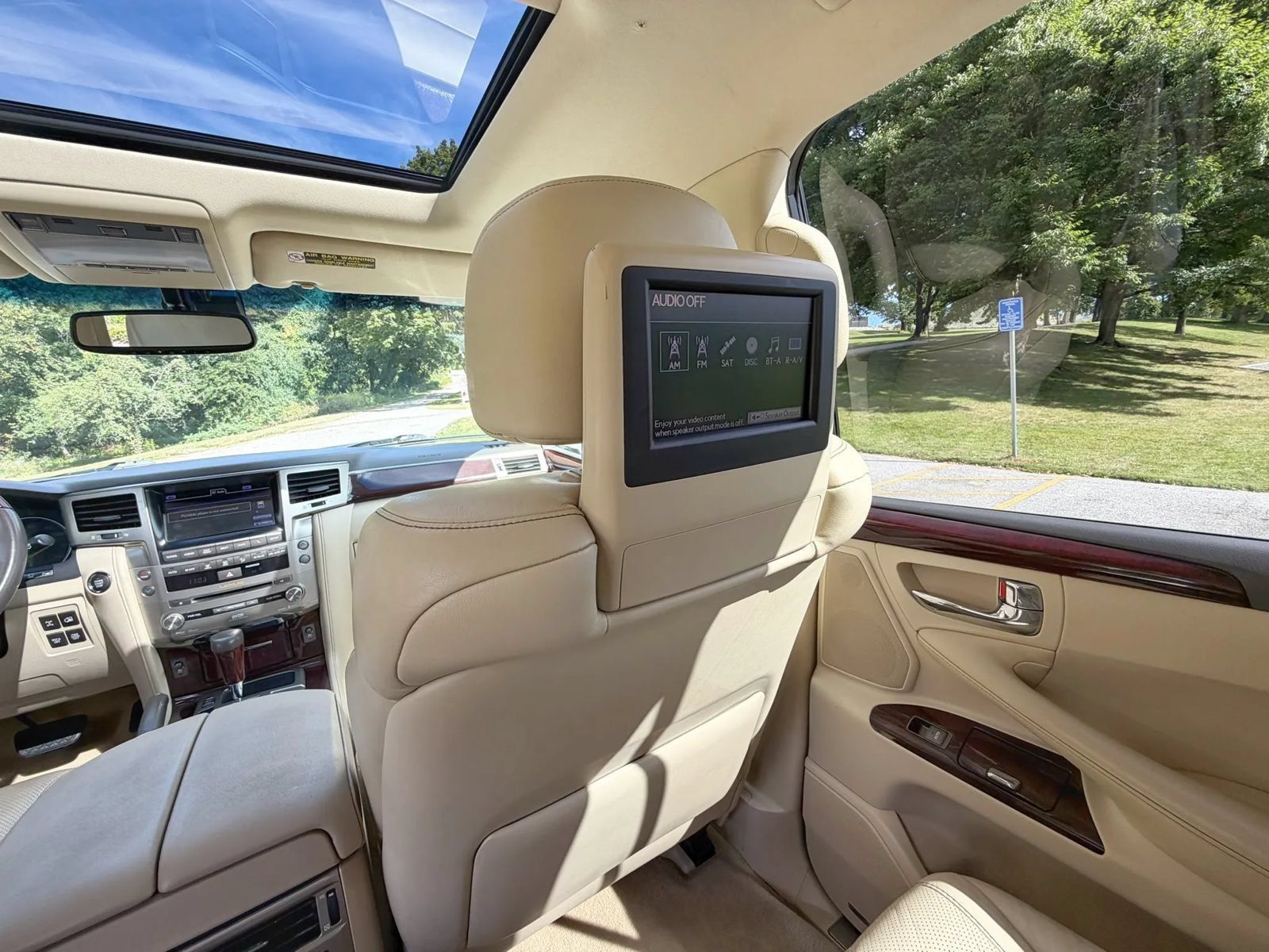 Used 2013 Lexus LX 570 4WD w/ Luxury Pkg image 62