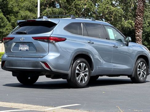 Used 2022 Toyota Highlander XLE FWD image 3