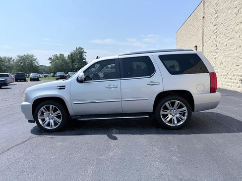 Used 2012 Cadillac Escalade Luxury AWD/4WD image 2