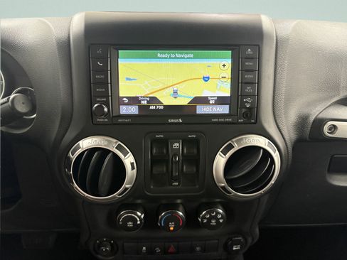 Used 2017 Jeep Wrangler Unlimited Rubicon w/ Connectivity Group AWD/4WD image 12