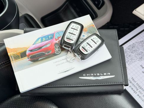 Used 2018 Chrysler Pacifica Touring-L image 49