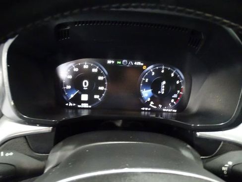 Used 2018 Volvo XC60 T5 Momentum w/ Vision Package image 16