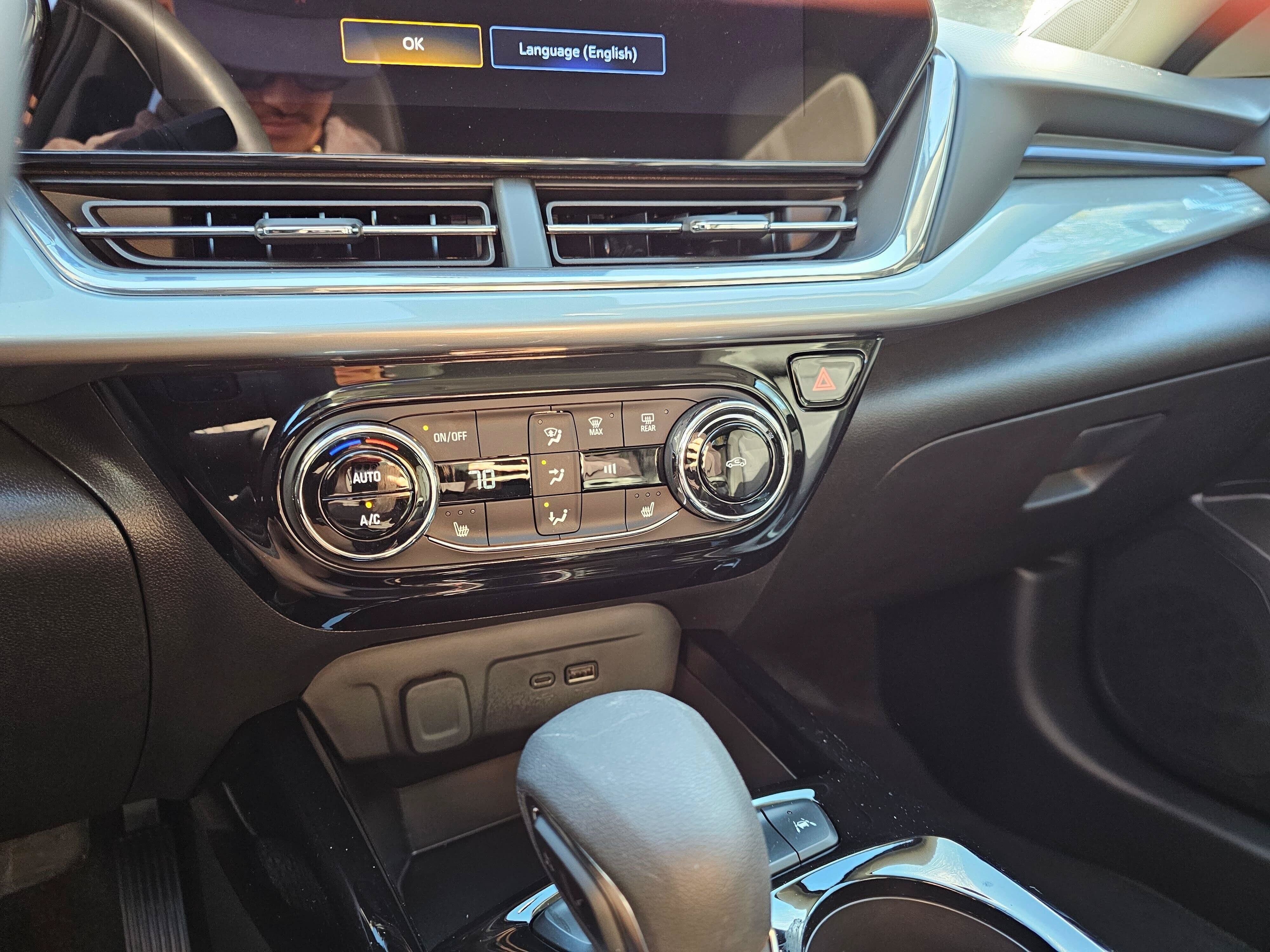 Used 2025 Chevrolet Trax LT w/ LT Convenience Package FWD image 29
